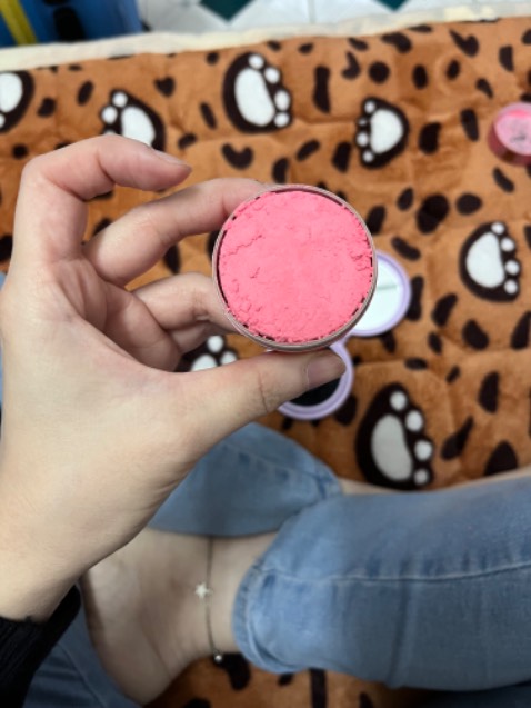 Phấn hơi tè le nhưng lên mặt rất xinh