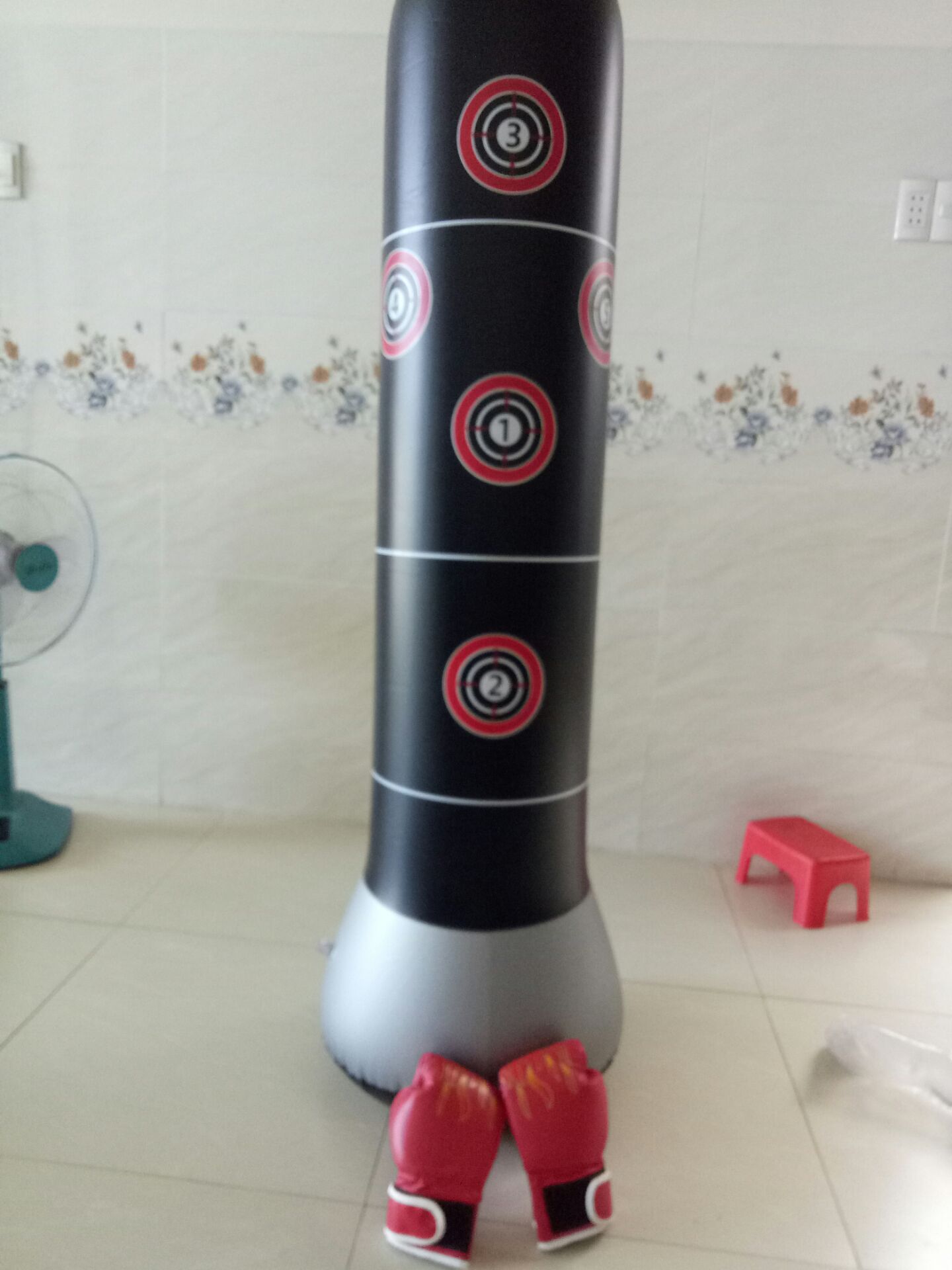 Tốt, phù hợp với trẻ em. hi vọng không bị lỗ mọt. mình bơm nước dưới đáy chứ ko bỏ cát theo hướng dẫn và thăng bằng rất tốt.