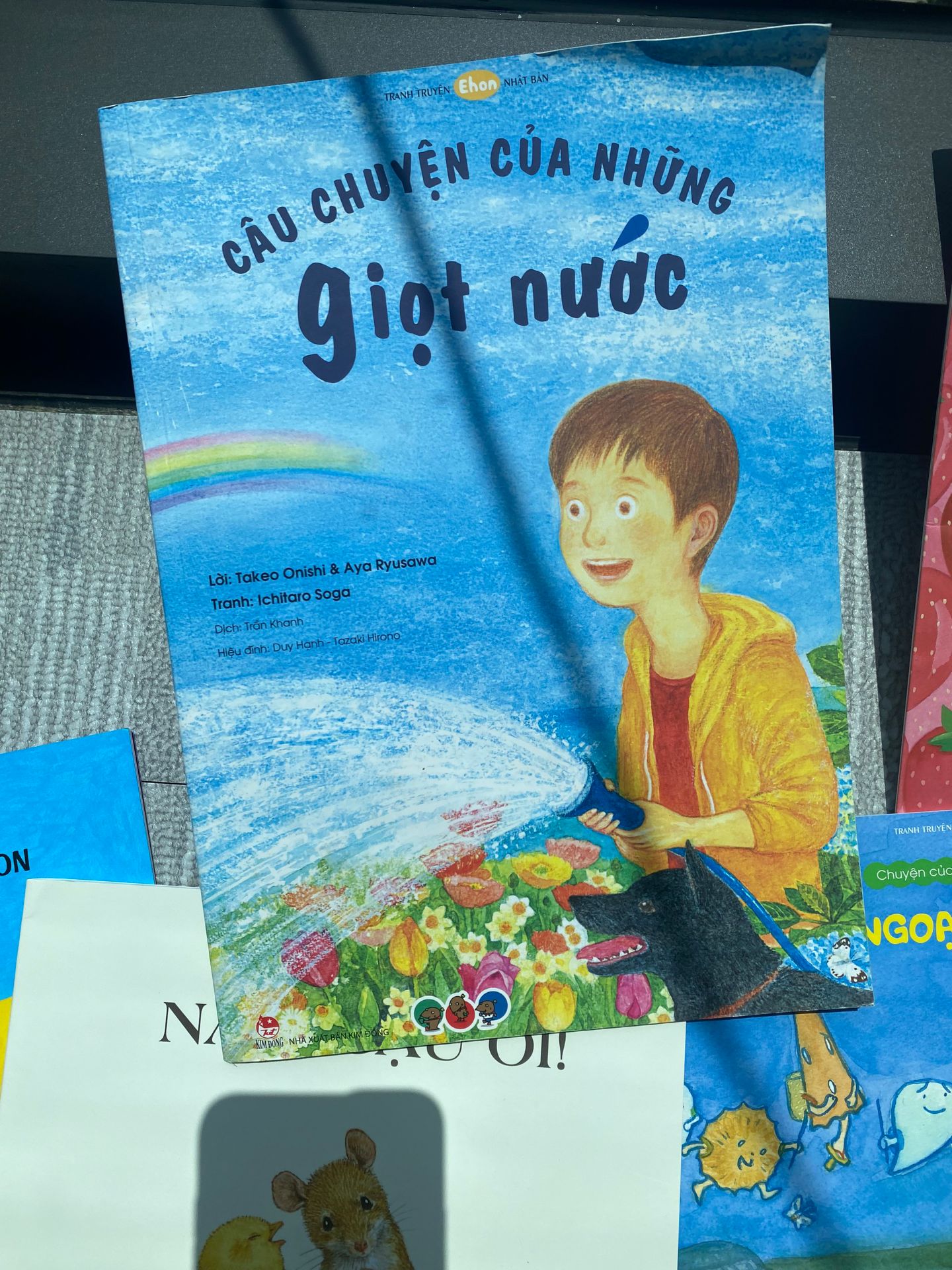 con mình 9 tuổi rồi thấy phù hợp để đọc những cuốn nhiều thông tin như thế này, bên trong hình minh họa rất đẹp