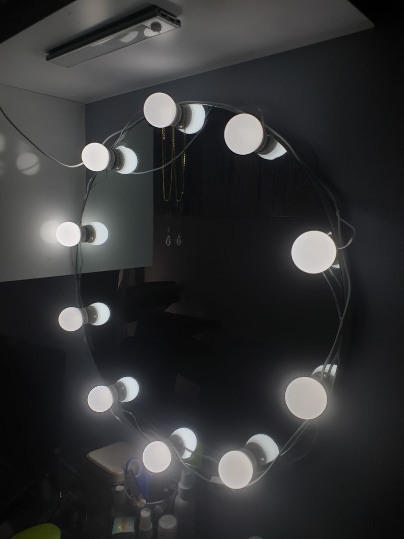 Đèn gắn lên đẹp, cũng dễ gắn nhưng do mình quên thu dây lại nên nhìn hơi rối. Tiki giao sớm hơn dự kiến 1 ngày, tóm lại là ok.