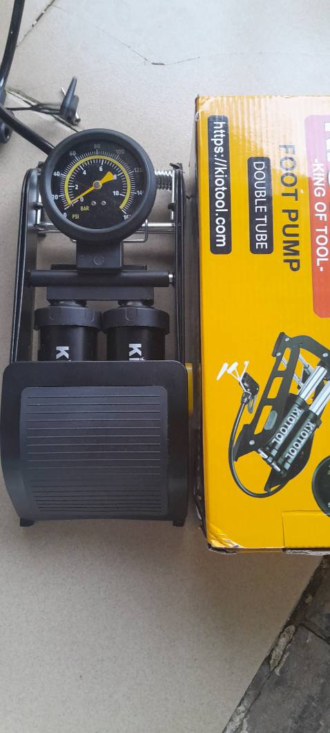 Bơm giống y hình nha, nhưng thấy Bơm yếu Bơm lâu vô,1 bên nút gài đã lỏng không gài được. Nhưng giống mô tả là ok.Shop giao hàng nhanh