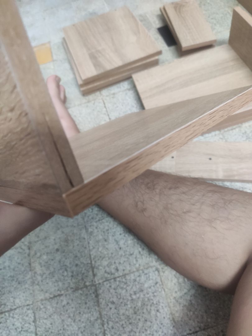 gỗ ép, bị nứt khi siết ốc. 

lắp ráp nhớ để ý lỗ vít, NÊN ĐỌC TRƯỚC HDSD RỒI HÃY LẮP, tránh hấp tấp rồi hối hận. 
nếu làm siêng thì tầm 60p là xong.
nhìn chung khá ổn, vẫn còn hơi ọp ẹp
giá cả tốt. 289k và 3 tháng chờ vì covid
mình nghĩ đựng hơn 100 cuốn sách.