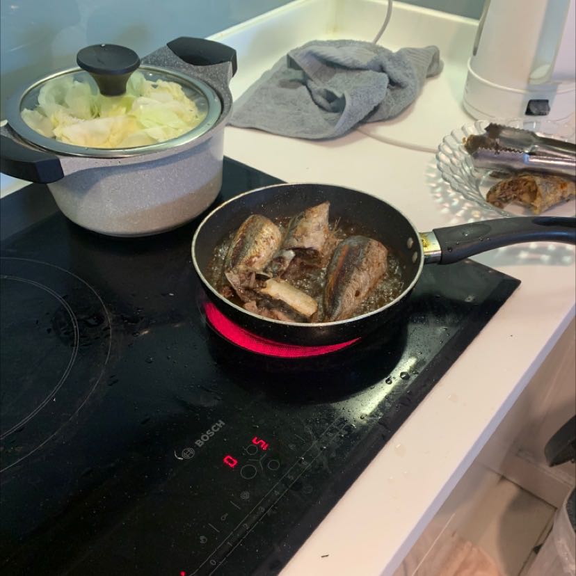 Dầu trong, giá cao so với các loại khác. Thấy màu sáng sáng mua ăn chứ chất lượng thì ko biết. :))