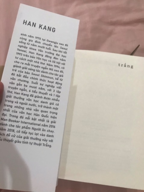 Sách đẹp lắm. Giấy rất dày và mực chữ in đậm. Đúng là sách Nhã Nam in luôn đẹp. Giao hàng nhanh