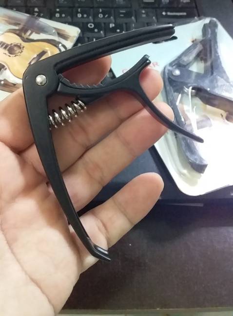 Đặt shop mua capo con lăn mà shop hết hàng, shop tự ý gửi kiểu khác và có xin lỗi.Mình thấy kiểu thay thế cũng ổn, kẹp cứng, chắc dây đàn nên ko bị rè.
Cám ơn shop, lần sau anh sẽ mua đàn organ bên shop và các món nhạc cụ khác.