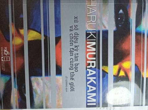 Một tác phẩm khoa học giả tưởng, truyện trinh thám và bản tuyên ngôn của chủ nghĩa hậu hiện đại kết hợp trong cuốn tiểu thuyết dung lượng đồ sộ. Murakami đã hợp nhất Đông – Tây, bi – hài, sự thờ ơ và lòng trắc ẩn, ngôn ngữ lóng thông tục và các tư tưởng triết học siêu hình trong câu chuyện đặc sắc về toán sư 35 tuổi li hôn trong hành trình đi xuống thế giới ngầm mang màu sắc Kafka dưới lòng Tokyo hiện đại. Kết quả là Xứ sở diệu kỳ tàn bạo và chốn tận cùng thế giới với những tưởng tượng sáng tạo phóng túng và một trạng thái lắng đọng sâu xa của tâm thức, góp phần tạo nên thành công lớn làm gia tăng đáng kể lượng độc giả của Haruki Murakami trên toàn thế giới.