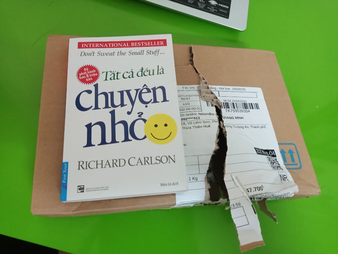 Cuốn sách thì nhỏ, cái hộp thì to.
Mấy chỗ mép sách cong hết trơn