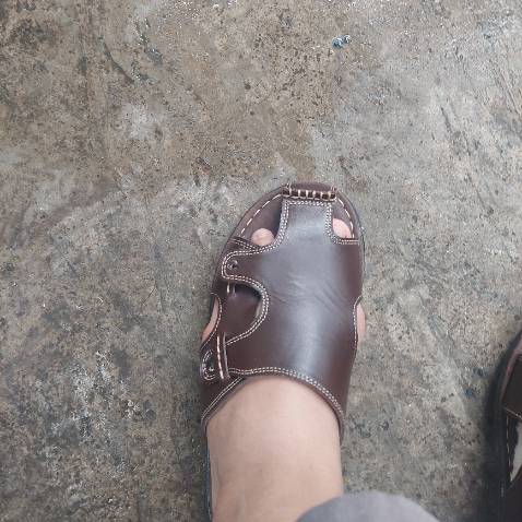 Dép đẹp nhưng mới mua mà bung hột nút rồi. Giờ xử lý sao đây shop