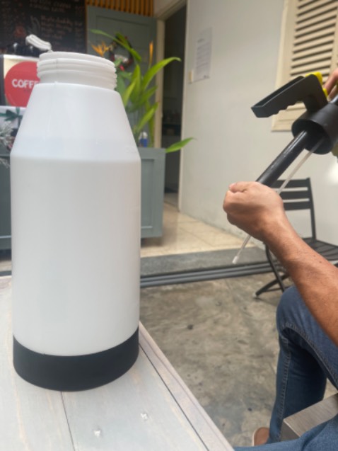 Sản phẩm không dùng được, bình bơm không tạo được áp suất nên không phun sương được. Đề nghị shop thu lại sản phẩm để đổi sản phẩm khác giúp người mua hàng. Cảm ơn nhiều.
(Hai lần trước cũng mua sản phẩm trên Tiki mà không dùng được: 1. Cây chà gót chân, mua 250k nhưng vừa dùng 1 lần đã trôi tuột miếng nhám. Lên *** nhờ hỗ trợ nhưng không được giúp. Lần 2 là cây lược 150k nhưng dư phôi nhựa, bén nhọn. Nhờ thu hồi không được, ráng dùng cho đỡ tiếc thì vài lần cũng gãy vì nhựa dỏm rất dòn.
Hy vọng lần này được chiếu cố để giải quyết giúp.)