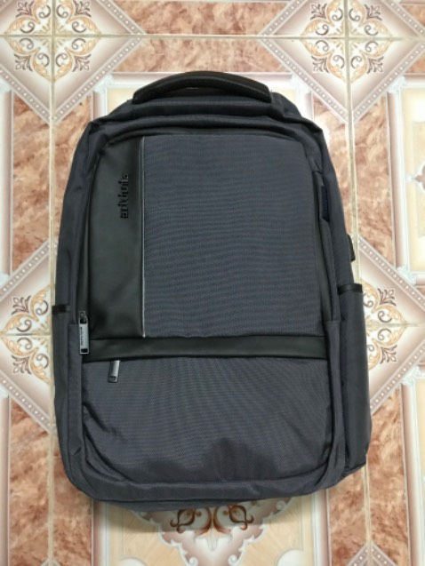 Balo chính hãng, lúc hàng về còn đóng nguyên trong túi kín. Độ hoàn thiện sản phẩm tốt đến từng chi tiết: từ chỉ may cho đến logo, khóa kéo, hoàn thiện chống nước,,,  Đã *** chống nước, thấy nước chảy trên mặt balo như mưa rơi trên mặt lá khoai ngứa. Balo không phải là màu xám chuẩn mà là màu xám xanh khá đẹp. Tuy shop có rep hơi chậm nhưng mua hàng quan trọng nhất vẫn là sản phẩm chất lượng, nên vẫn để 5 sao.