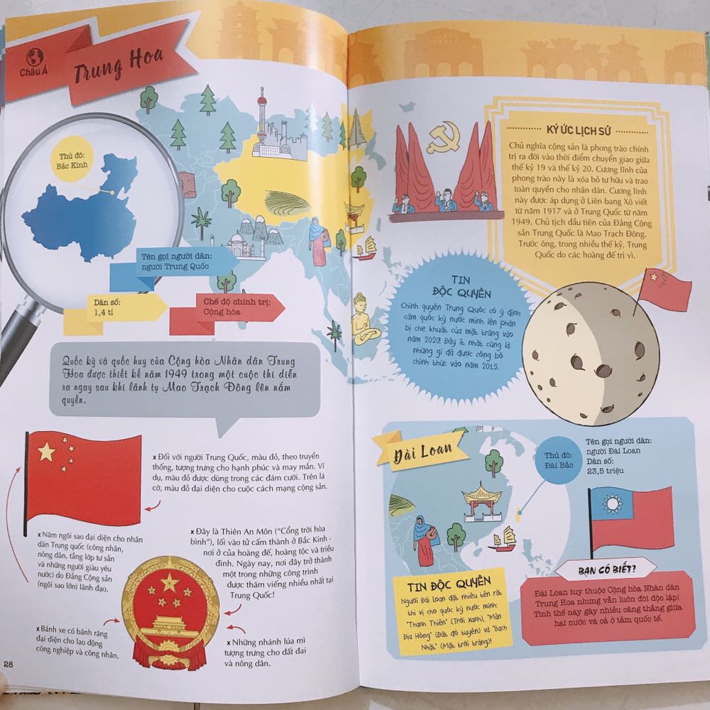 Đã có kha khá “cẩm nang”, “bản đồ” rồi, tình cờ lướt Tiki thấy có cuốn “Quốc kỳ và quốc gia” thế là mạnh dạn đón em này về luôn ^^.

Sách tổng hợp và liệt kê quốc kỳ của các quốc gia trên thế giới, phân chia theo khu vực từng châu lục, xem và tra cứu khá dễ. Một số quốc kỳ, quốc huy có phân tích rõ màu sắc, hình ảnh trên đó tượng trưng cho điều gì mà mỗi quốc gia muốn gửi gắm. Bổ ích lắm! Ai có cùng đam mê với mình thì có thể tham khảo cuốn này nha.

Sách quá khổ nên Tiki đóng gói cũng đặc biệt kỹ càng hơn bình thường, nhận được sách nguyên vẹn không sứt mẻ gì, nhẹ lòng dễ sợ ^^.