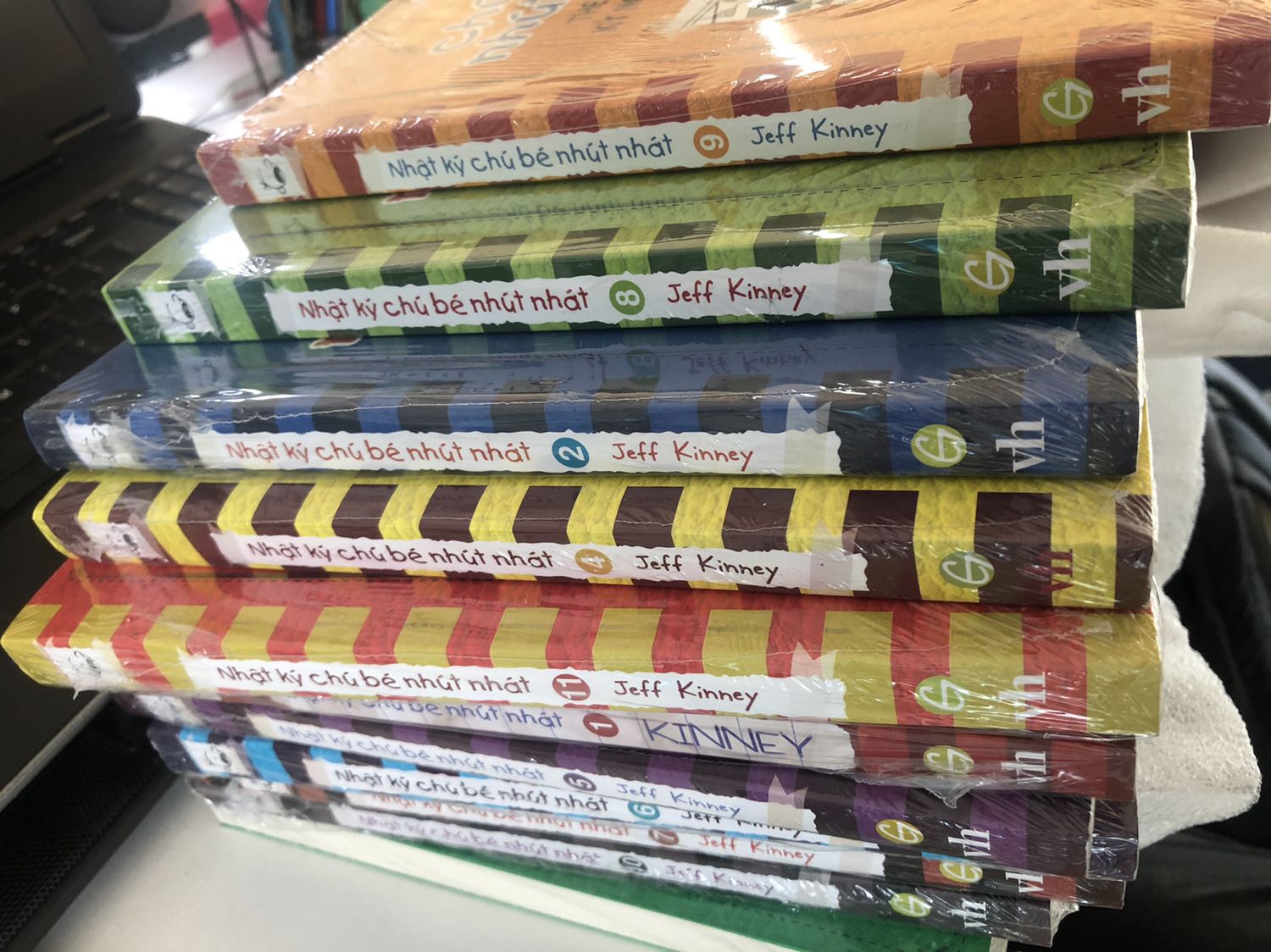 Sách tuyệt vời cho thiếu nhi và  thậm chí cả người lớn. Vừa đọc vừa học cả tiếng Anh. Giao hàng rất nhanh và sách đều có bookcare. Rất hài lòng.