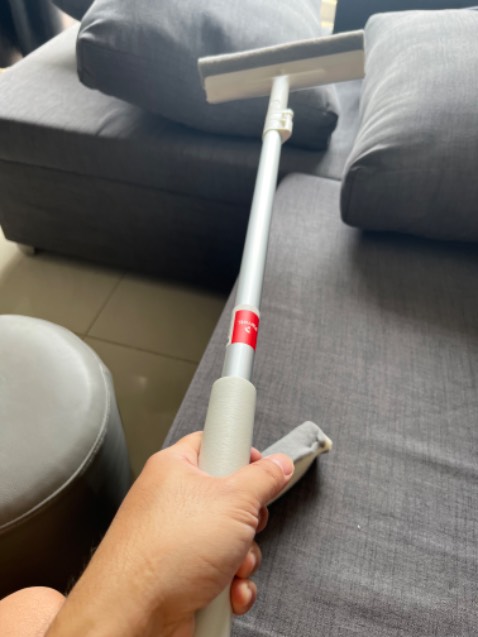 Thân cây bằng nhôm cầm chắc tay, có thể tăng giảm chiều dài. Được tặng thêm 1 đầu lau thay thế.