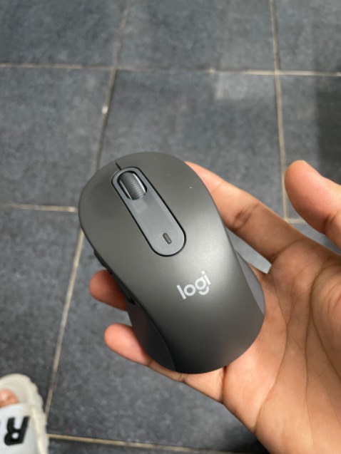 Sau một lần dùng thử của bạn thì mình mê em này luôn. Mặc dù đã có 2 con chuột rồi mình vẫn quyết định tậu em này. Click thực sự êm. Như một số bạn comment thì lúc mới kết nối dùng, đôi lúc nó sẽ bị lag lag. Mong là sẽ sớm ổn định.