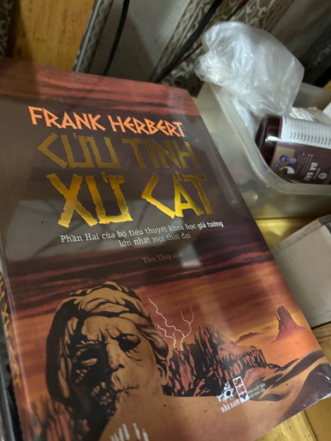 Ko rõ chi phí để sản xuất thêm 1 bookmark đi kèm là bao nhiêu mà sao nsx nsb ko làm luôn rồi kẹp vào sách đi
Giống như khi đi ăn bún phở, thì chanh, ớt, dấm, rau luôn phải là đi kèm
Vì những quyển sách dày, bookmark phải là tất yếu cần có của người đọc
Vậy nên
Nsb nsx npp nên nhìn nhận lại mình mà hoàn thiện sản phẩm cho tốt đi đã 
Đừng suốt ngày làm mình làm mẩy về nạn sách giả sách nhái nữa
Bông hoa cứ nở cho đẹp, ong bướm sẽ tự tìm đến 
!!!