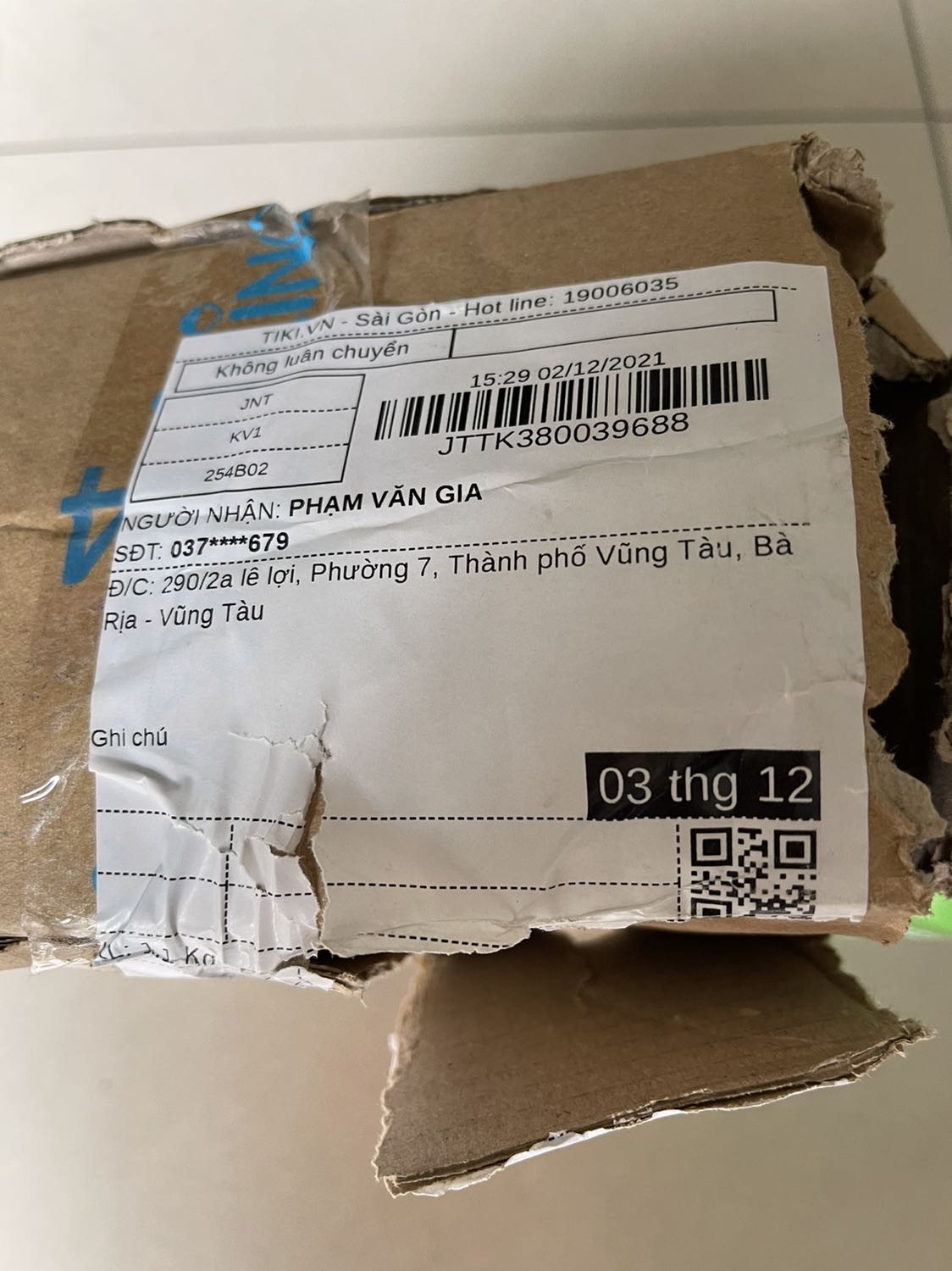 Mình mới nhận được chai dầu gội đầu này thì thấy hàng bị khui hộp và chai dầu bị chảy ra ngoài rất nhiều mình có nói với người giao chứng kiến thì bạn đó nói báo lên tiki,mình chụp mã vạch bên trong chai thì thông báo hàng không có thông tin gì hết ,mình nghi hàng không phải chính hãng