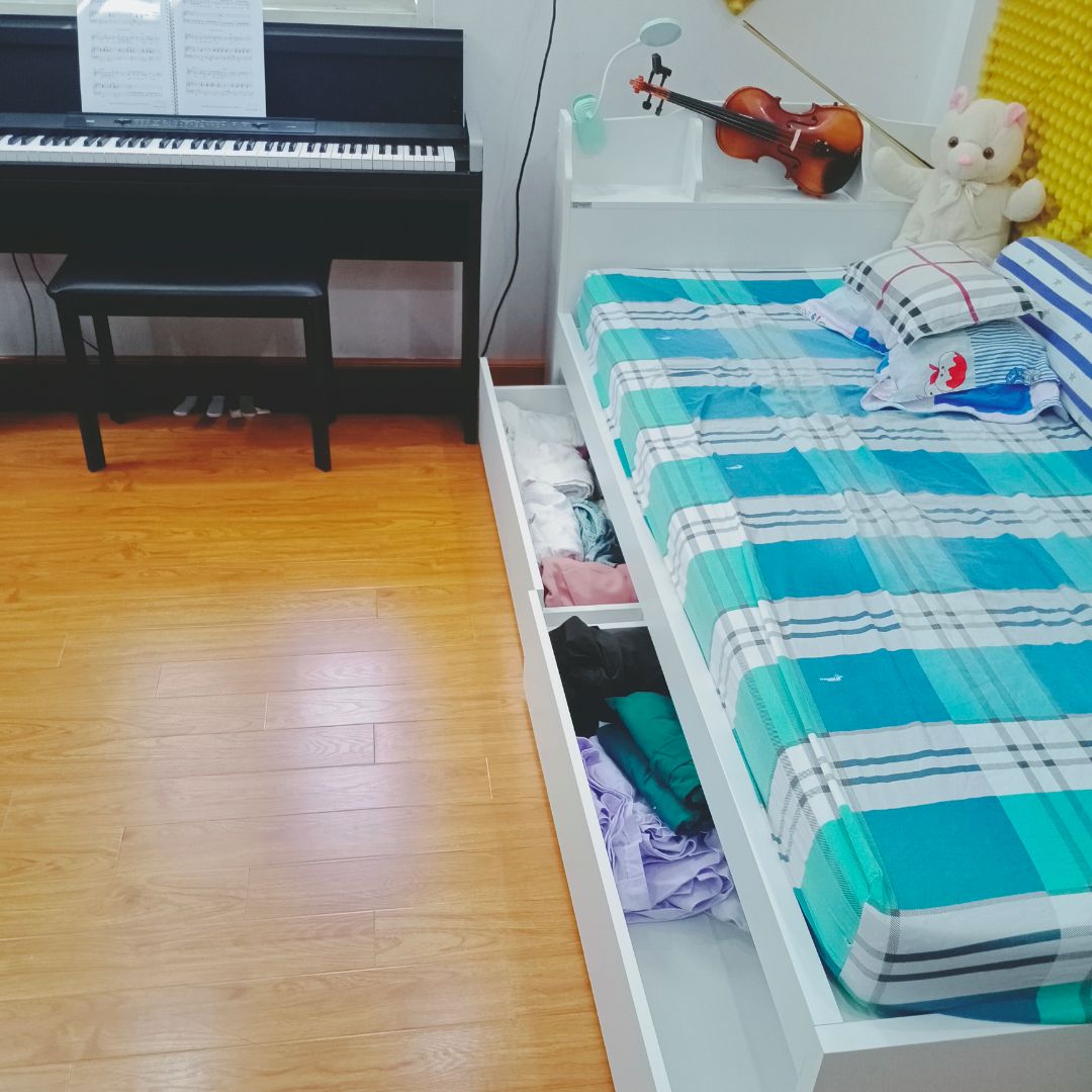 10 điểm cho Tiki nha. Đặt tối chủ nhật, sáng t2 đã giao mặc dù ko hề trả phí giao siêu tốc. Freeship tận nhà, free lắp đặt tận phòng. Cái tủ gầm giường lớn hơn tưởng tượng. Nhét được đủ thứ đồ, tiết kiệm không gian cho căn phòng nhỏ 👏👏👏
Ưng cái bụng hết sức ☺☺