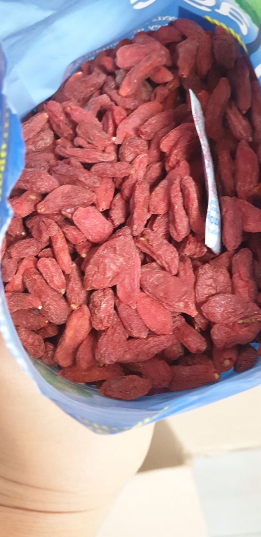 Mình lạ là kỷ tử khá khô, và màu đậm, chứ ko tươi và màu sáng như trên hình để trên bàn tay mình so sánh với kỷ tử mua chổ khác. Nếu ăn liền thì khá cứng, khó ăn, ko ngon như kỷ tử sáng màu mua ở chổ khác. 
Nhưng bù lại vì kỷ tử khô như vậy nên khá là nhiều, lại lúc nấu thì nở ra như hình cuối, và cũng ngon ngọt trà