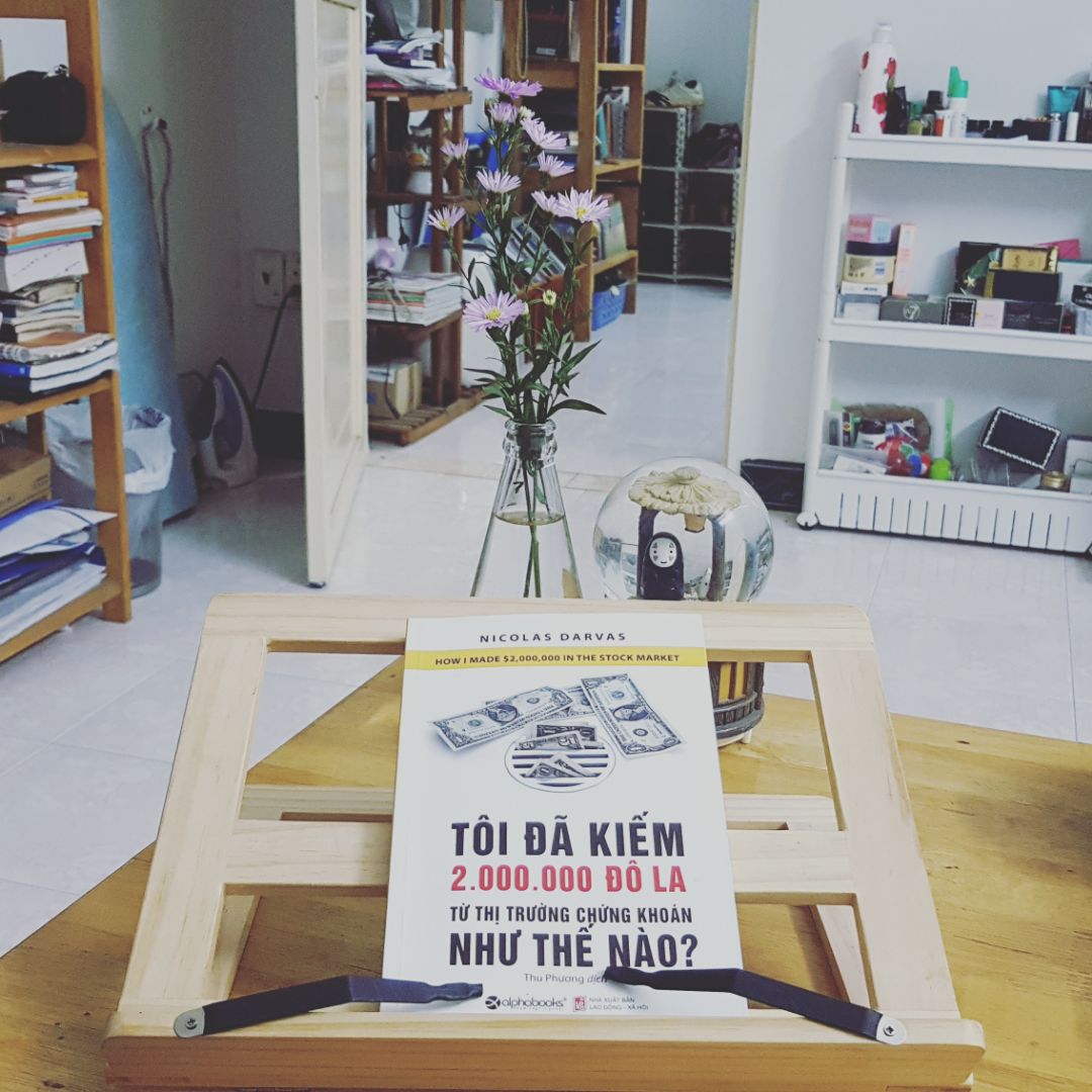 Trải qua thăng trầm mới thấu được chân lý. Dù đã từng nghe giảng những lý thuyết đầu tư rất nhiều, nhưng khi lâm trận thường anh em sẽ quên sạch. Nhưng ở đây, mỗi kết luận đều được kể ra bởi chính câu chuyện của bản thân, nhiều người sẽ thấy mình ở trong đó, sẽ nhớ được rất nhiều bài học xương máu trong chứng khoán. Nên mua & đọc.