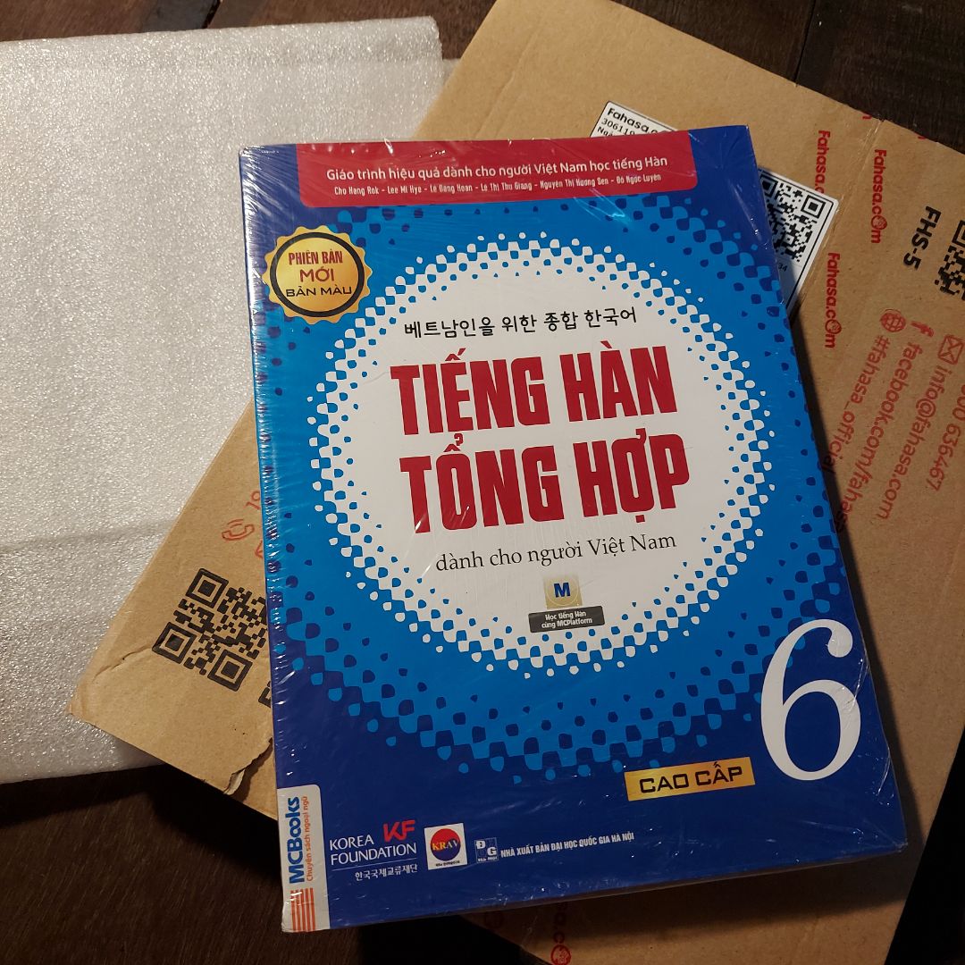 Giao hàng nhanh hơn dự kiến. Sách ổn có vỏ bọc nhưng hơi bị nhăn cạnh một chút. Nội dung thì khỏi phải bàn rất hữu ích vì mình đã xem bản pdf nên mới đặt mua bản giấy.