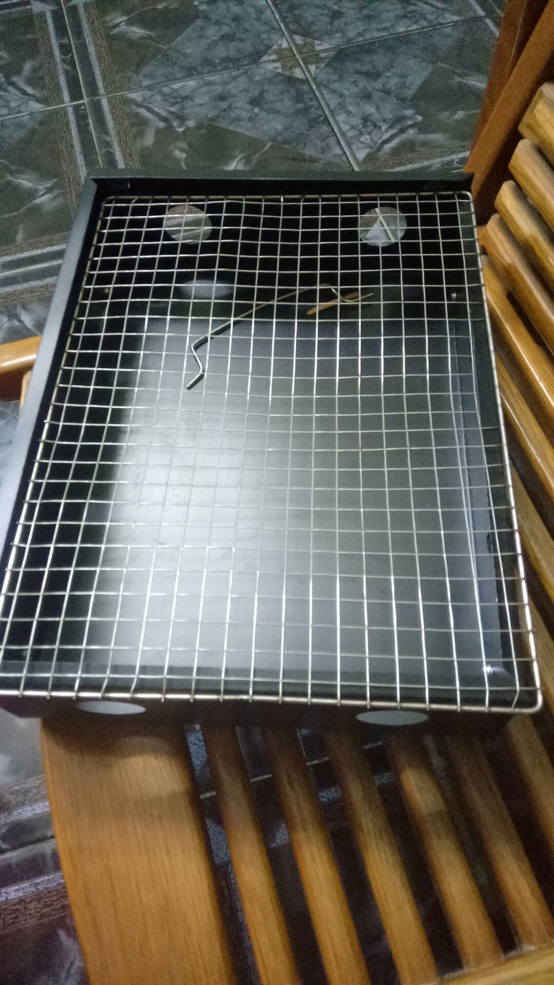 vỉ để đựng đồ nướng thì bị hở mối hàn bung ra, 2 quai để cài thanh inbox sách đi cũng bị tét. lò không có giao miếng tôn bên trong để bỏ than như hình. TIKI xem lại chứ bán ko cho kiểm tra hàng mà giao hàng không uy tín như vậy sẽ mất hết khách hàng thôi.