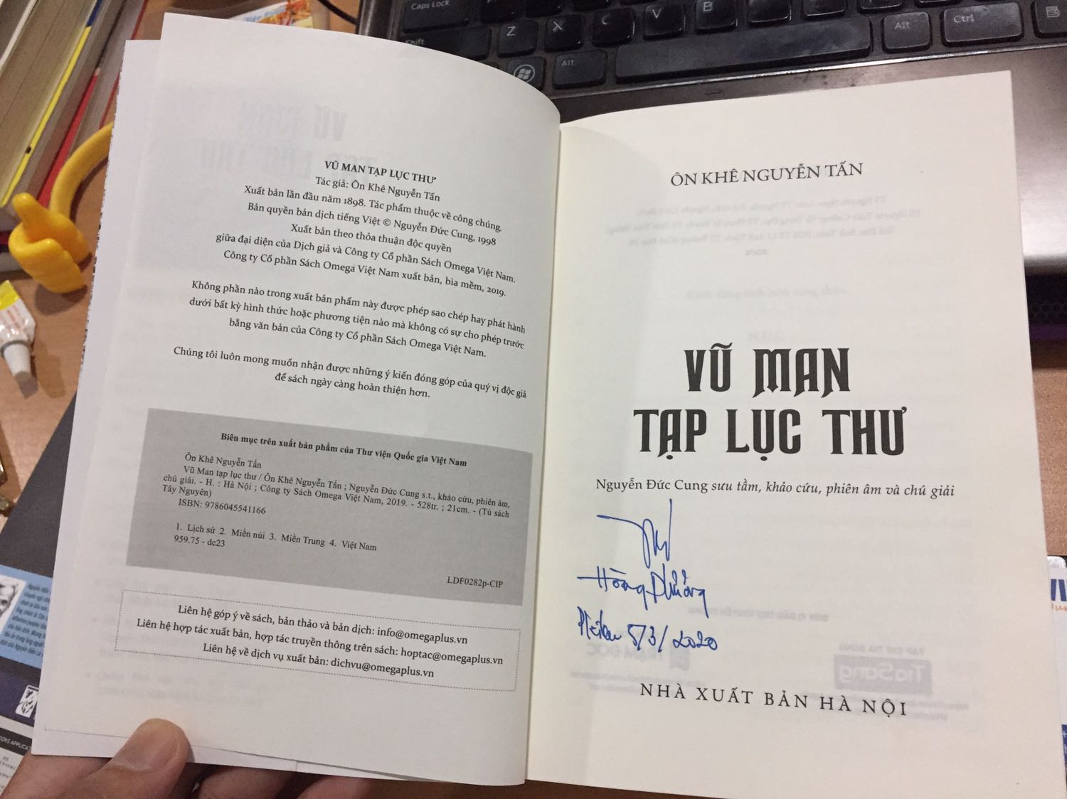 Đây là một cuốn sách cực kỳ hiếm nói về người Thượng ở vùng thượng du từ Quảng  Nam đến Phú Yên, duễn tả chi tiết về ngôn ngữ, phong tục tập quán. Đặc biệt nói về các vị Tướng có công bình định vùng cao xứ Quảng. Sách của tác giả ÔN KHÊ NGUYỄN TẤN, được NGUYỄN ĐỨC CUNG khảo cứu, phiên âm và chú giải chi tiết dể hiểu.
Sách dày 527 trang chia thành 2 phần
1. Chữ Quốc ngữ
2. Nguyên văn chữ Hán
Đây là cuốn sách hiếm hoi viết chi tiết về Tây Nguyên ngày nay, nếu bạn đam mê văn hoá Tây Nguyên thì đừng bỏ qua. 
Trân trọng
Phương la sơn