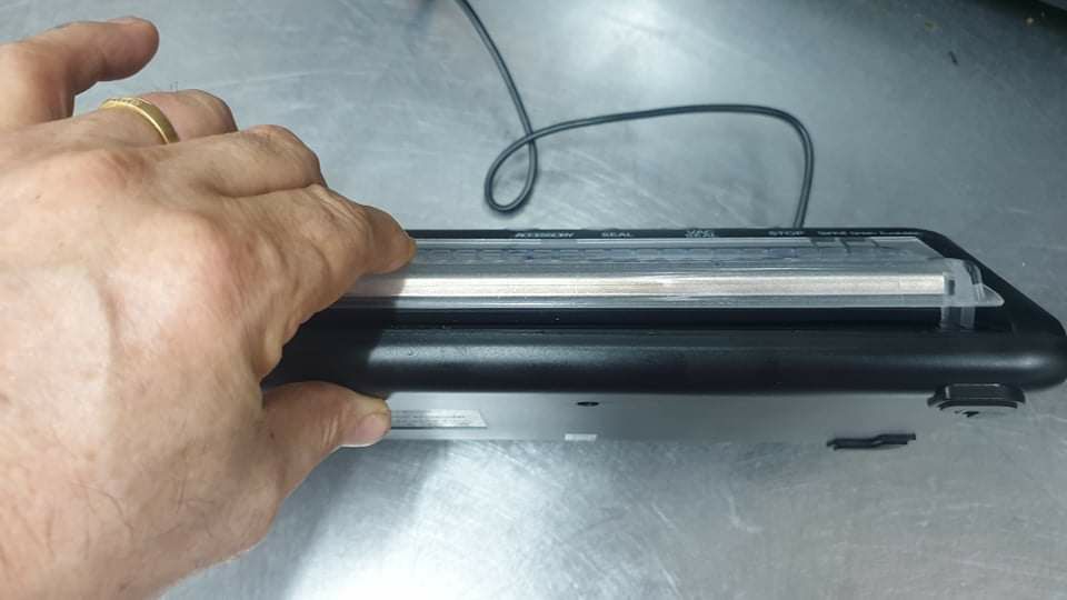 Không thể đóng nắp cho nên không thể hút chân không. Tôi gởi ***, gởi hình, gởi video và gọi điện cho Tiki mấy lượt mà hứa thu hồi hoàn tiền nhưng cho đến nay không ai thèm giải quyết!