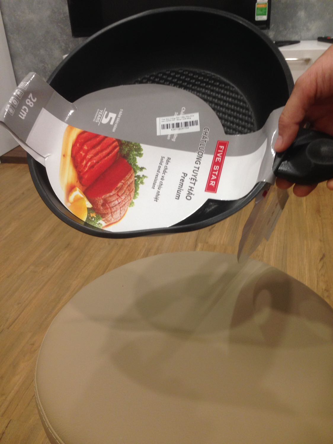 Mình đã mua 3sp chảo của tiki. Thì 1 cái Ok tốt không bi móp méo gì. Còn cái thứ 2 thì giao cho khách nhận hàng bị móp mèo và xin trả lại hàng để mua cái khác. Đến cái thứ 3 nhân hàng thì bị móp 1 góc. Và không trả hàng nữa để dùng tạm vậy. Mình góp y để tiki biết sp khi giao cho khách phải kiểm tra.