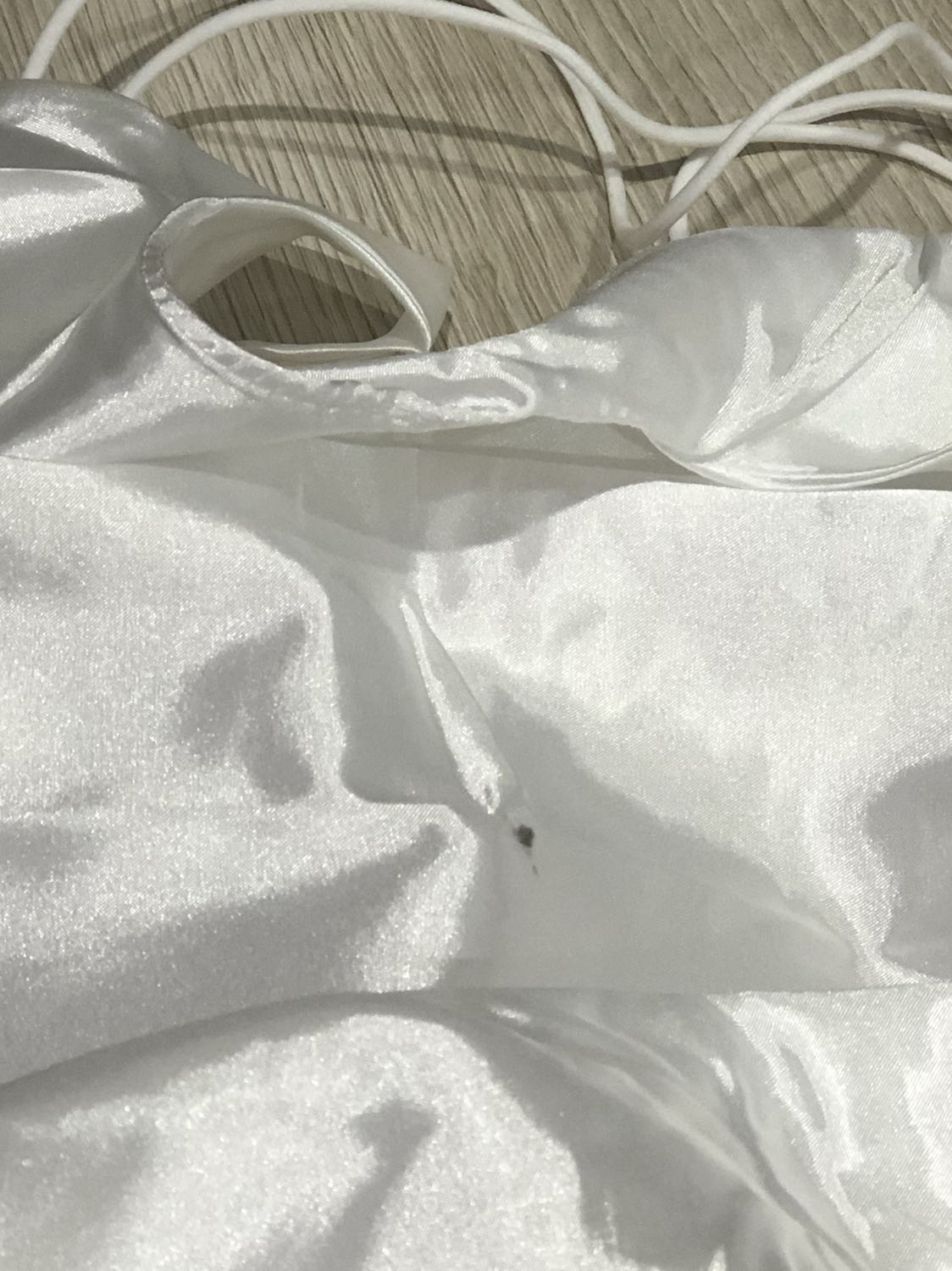 Bị xước và bẩn, may cẩu thật.