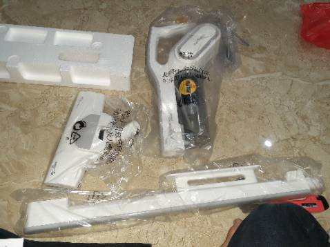 Lực hút mạnh, dễ sử dụng, linh hoạt  gọn nhẹ. Mỗi tội dây hơi loằng ngoằng nhưng bù lại đỡ hết điện giữa chừng nếu đang làm việc nhà. Cũng khá ngon trong tầm giá. Vệ sinh khá nhanh và tiện lợi. Nên thay lõi lọc 6 tháng một lần để máy được bền và tốt hơn. Shop có bán lõi lọc khá rẻ mọi người nên mua nếu mún thay nhé. Tư vấn và nhắn tin cho khách rất nhiệt tình và dễ chịu mọi người nên thử nhé Bye bye. À còn một điều Mình quên nói nữa shop bao bọc rất đẹp và cẩn thận vận chuyển đối với mình thôi nha khá nhanh đấy hihi Bye bye. Shop có tặng kèm thêm mấy đầu hút khác nữa