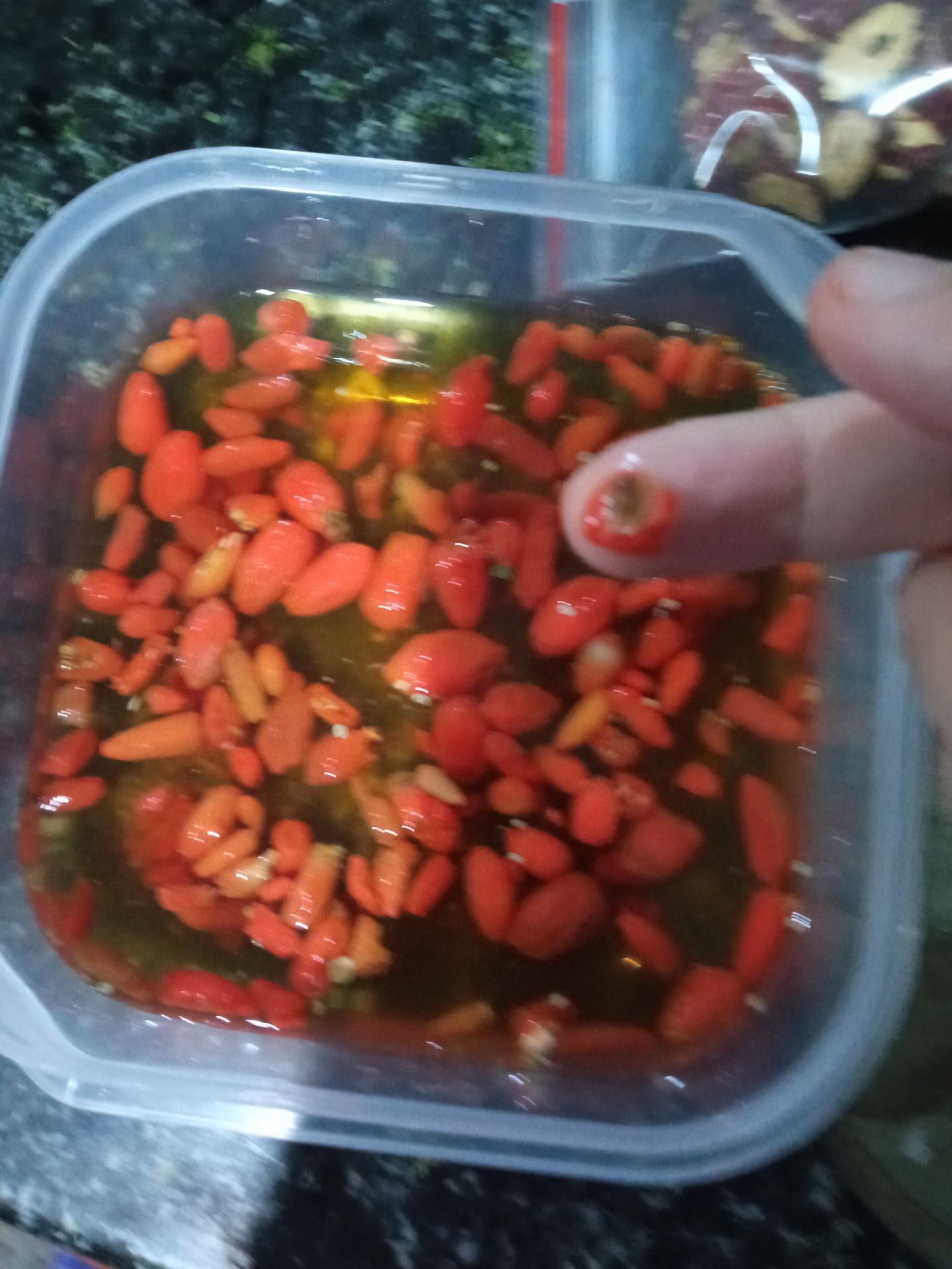 nấm đông trùng hạ thảo rất là vụn, giống như đồ thải vậy, vụn gãy, ngâm ra có màu hơi đen. Kỉ tử thì vỡ nát, giống như bị chuột gặm, có những quả kỉ tử còn có cùi. Mấy món còn lại tạm ổn. Thấy shop đc đánh giá uy tín nhưng khá thất vọng. Quên chụp hình nấm. Nói chung sẽ không mua lại chè dưỡng nhận và kỷ tử lần thứ hai.