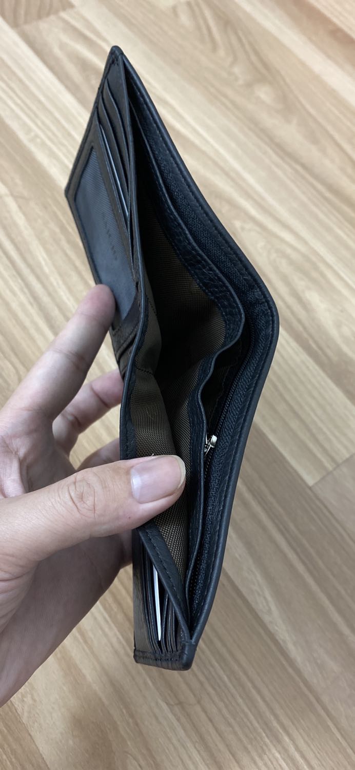Da mềm, chỉ may hoàn thiện tốt, size lớn chứa được giấy tờ đời cũ. Đóng gói sang trọng, chu đáo, phù hợp để làm quà, giao hàng nhanh. Da mềm, chỉ may hoàn thiện tốt, size lớn chứa được giấy tờ đời cũ. Đóng gói sang trọng, chu đáo, phù hợp để làm quà, giao hàng nhanh.