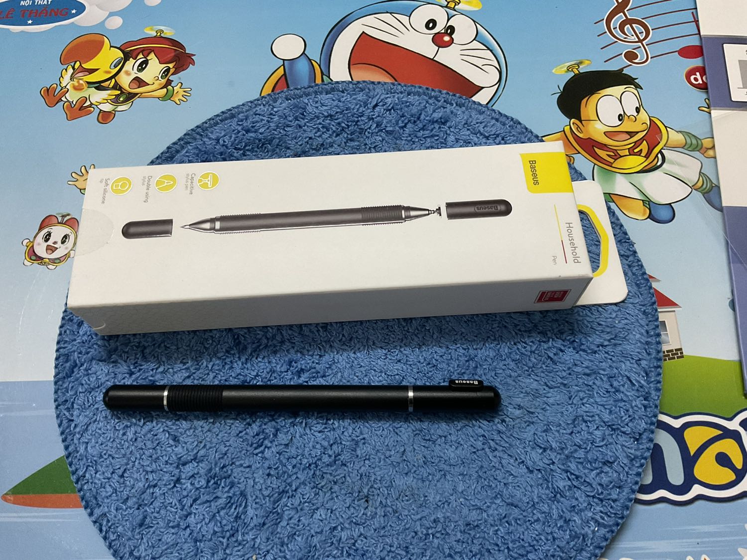Tốt trong tầm giá,
Tuy nhiên bạn nào muốn pass lại thì nhắn mình, mới mua hôm nay 29/6 luôn.
Bút có 2 đầu, 1 đầu viết mực. 1 đầu cảm ứng. Dùng để chọn, nhấn, lướt, gõ phím, … khá là okie.
Nhưng ghi, vẽ, … thì trải nghiệm không tốt ạ. Cân nhắc nhiều hơn về nhu cầu.
Shop giao nhanh, hàng baseus đóng gói cẩn thận, có thêm 1 đầu bút bổ sung.