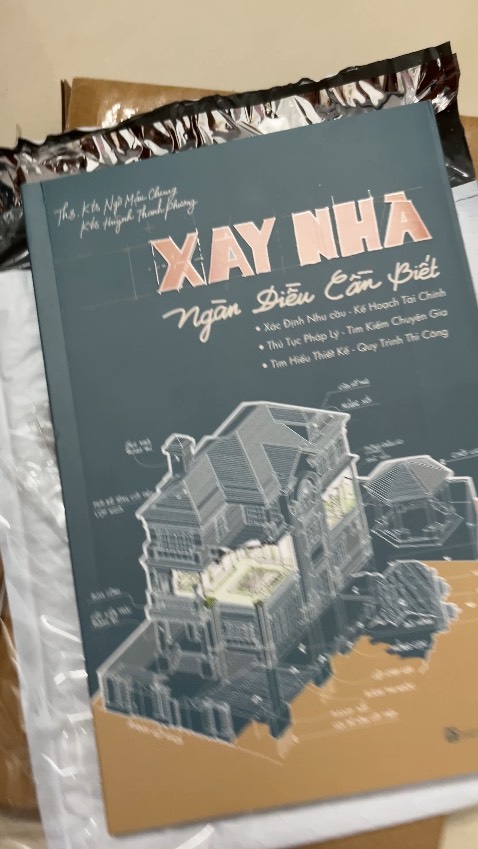 Sách chất lượng, nội dung tuyệt vời.
Mình nghĩ mọi người dù có ý định xây nhà hay không thì cũng nên trang bị một quyển để có thêm hiểu biết về lĩnh vực này.