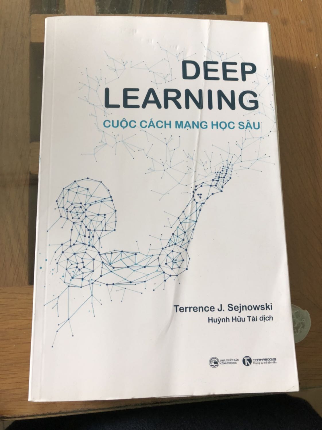 Đây là lần thứ 3 mình nhận sách từ Tiki giao sách cũ, có lỗi (gập bìa, bẩn) như thế này.  Nhận sách mở ra nhìn rất không hài lòng vì sách ntn mà cũng giao cho khách làm mất công khách khiếu nại tốn thời gian. Nhân viên làm việc có trách nhiệm thì thấy sách như vậy không giao cho khách mới phải!