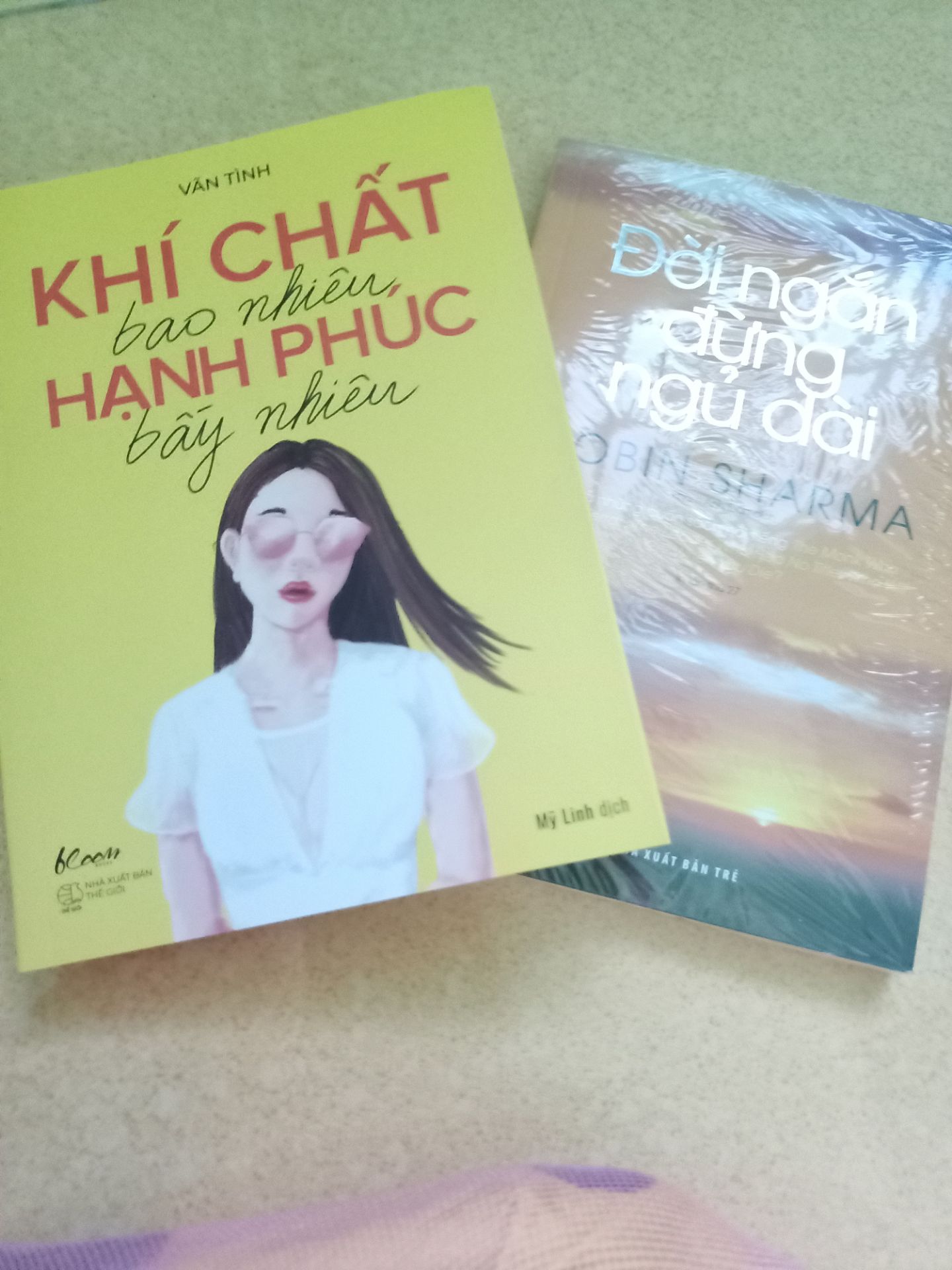 giao hàng nhanh lắm mọi người, sách đẹp, nội dung dễ đọc, ý nghĩa. Mình mua 2 quyển, riêng Đời ngắn đừng ngủ dài có bìa nilon hẳn hoi nhưng k biết do bên shop hay bên vận chuyển vô tình rạch trúng bìa sách của mình 1 đường nhỏ, mình quý sách lắm nên hơi buồn, shop chú ý giúp mình nhé. Sẽ ủng hộ tiếp ❤️