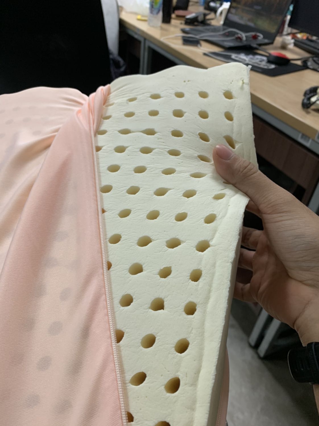 Gối êm, mềm, mùi nhựa hơi nồng, có vỏ đựng để xách, có lớp mỏng lót, k có bao gối ngoài, size gối vừa nằm. Không biết mua bao gối ở đâu
Lớp gái massage k có tác dụng vì nó mềm quá