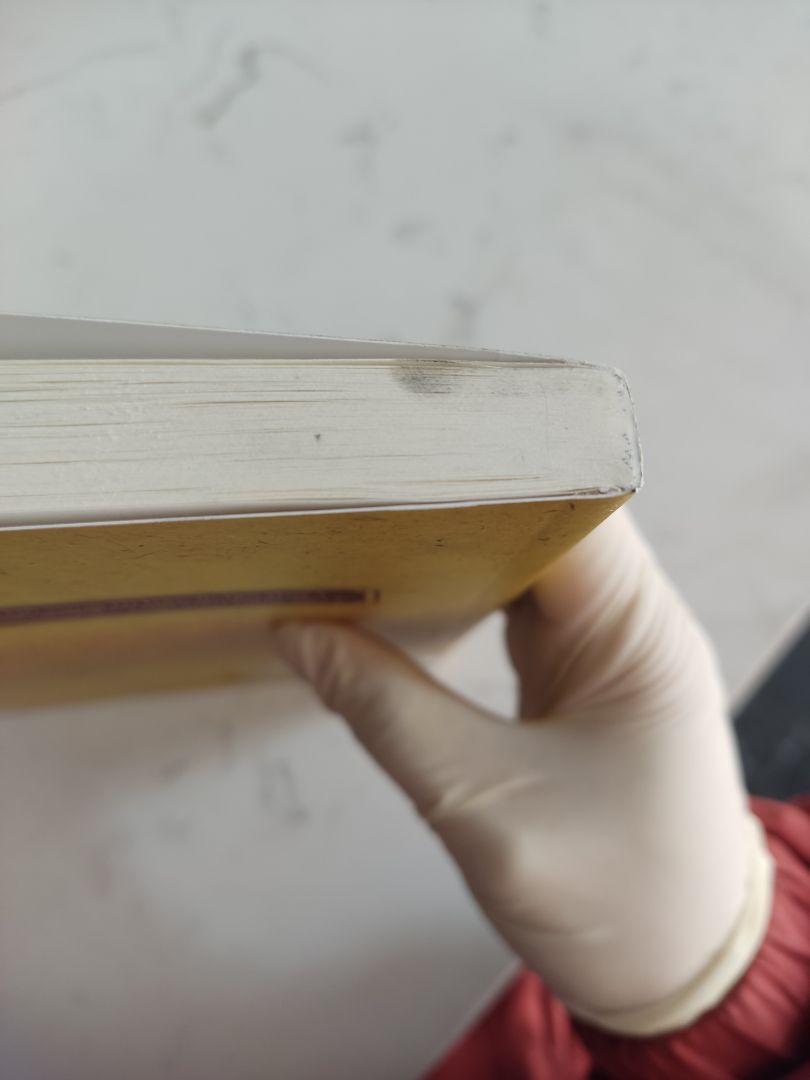 giấy mỏng, đóng gói sơ sài, chỉ quẳng luôn 2 quyển sách vào hộp k có gì nữa hết, k seal, còn bị bẩn và cong mép sách