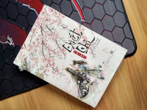 Đóng gói kĩ, giao hàng rất nhanh. Mình vừa đặt hôm nay là ngày mai đã có rồi. Chỉ là hộp hàng bị móp một xíu và phần đáy của sách lại bị dính cái gì đen đen, điều này làm cảm nhận của mình không được toàn vẹn. 4 sao ⭐⭐⭐⭐