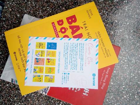 Sách được giao khá là nhanh dù mình ở tỉnh. Sách được bọc màng để sách khỏi bị nhàu nát. Mình cực kỳ hài lòng với chất lượng sách về nội dung lẫn hình thức
Đây là thứ sẽ giúp ích cho mình thời gian sắp tới do sẽ mở cho bản thân một cửa hàng nhỏ tại địa phương để kinh doanh. Nhưng mình không biết cách để thu hút khách hàng như nào cho hiệu quả.