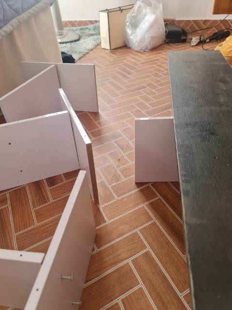 Giao hàng mà không chi cả 1 cây tua vít hay 1 cây quay đinh nữa. Mình hay mua online hàng gia dụng về tự lắp, các shop khác đều giao rất đầy đủ. Còn cái shop này mang tiếng mall mà ko có đồ. Đâu phải nhà ai cũng mở tiệm mộc đủ dụng cụ đâu lấy cái gì lắp???