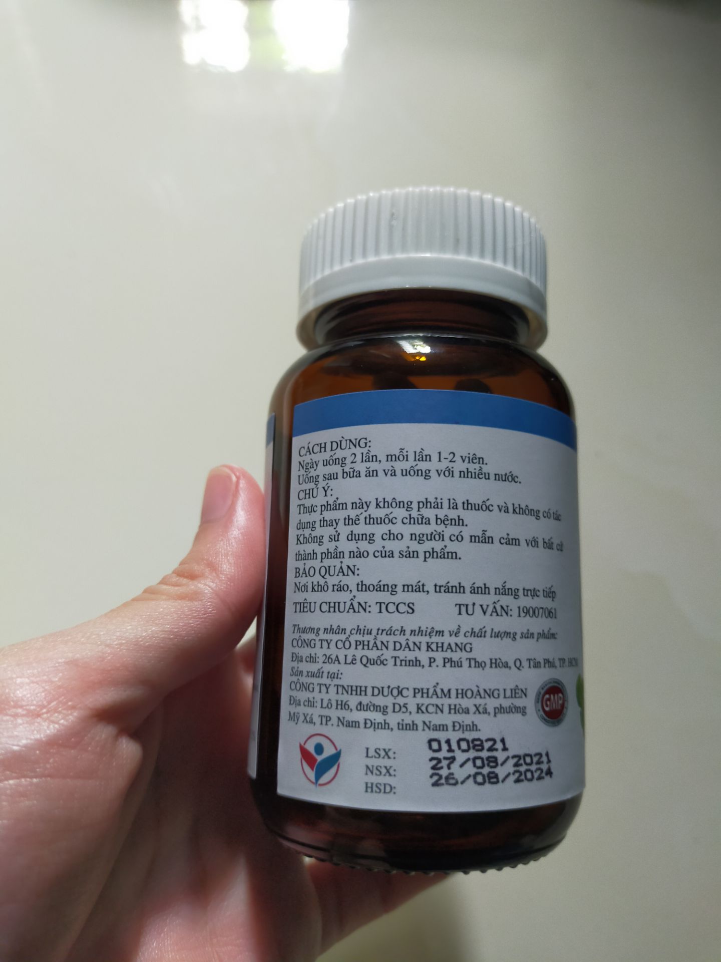 Shop đóng gói kỹ càng. Giao đầy đủ sản phẩm. Hỗ trợ tư vấn cho mình khá tốt. Sau 1 tuần dùng sản phẩm uống thì mình chưa thấy hiệu quả rõ rệt chắc phải dùng thêm, và phần nắp lọ thuốc khá lỏng. Còn kem bôi thì thơm, mát và trơn mượt nha. Kem bôi khá ok. Giao hàng khá nhanh.