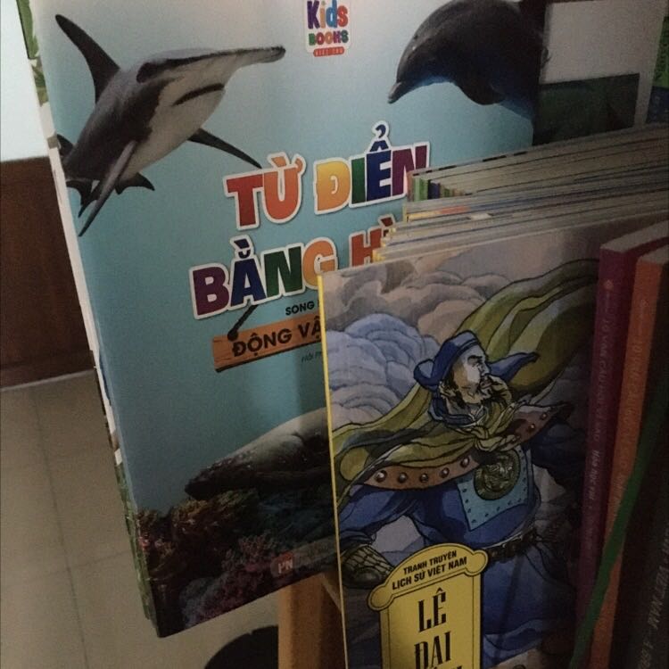 Từ điển bằng hình ảnh sinh động, hai bé nhà mình rất thích. Đã đọc và nhớ được một số loài dễ thương và đáng yêu.
Cảm ơn Tiki