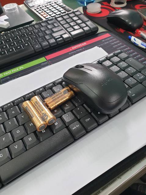 Em đã nhận được hàng cảm ơn shop nhiều nha. Hàng giao nhanh đóng gói cẩn thận và sản phẩm giống hình.
Tại cơ quan đã có 1 bạn giống vậy rồi nhưng thích quá nên tậu 1 bạn mang về nhà.
Bàn phím đánh cực êm thích hợp cho những ai hay làm việc đêm nhưng sợ đánh thức cả nhà như em.