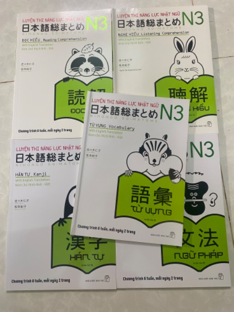 Sắp xếp theo chủ đề,từ trái nghĩa,đồng nghĩa,rất dễ hiểu.mỗi ngày học 1 ít,k bị quá tải.giá như pit bộ sách này sớm hơn.có file nghe và phần ngữ pháp.có phần dạy ngữ pháp trên yotube nữa.