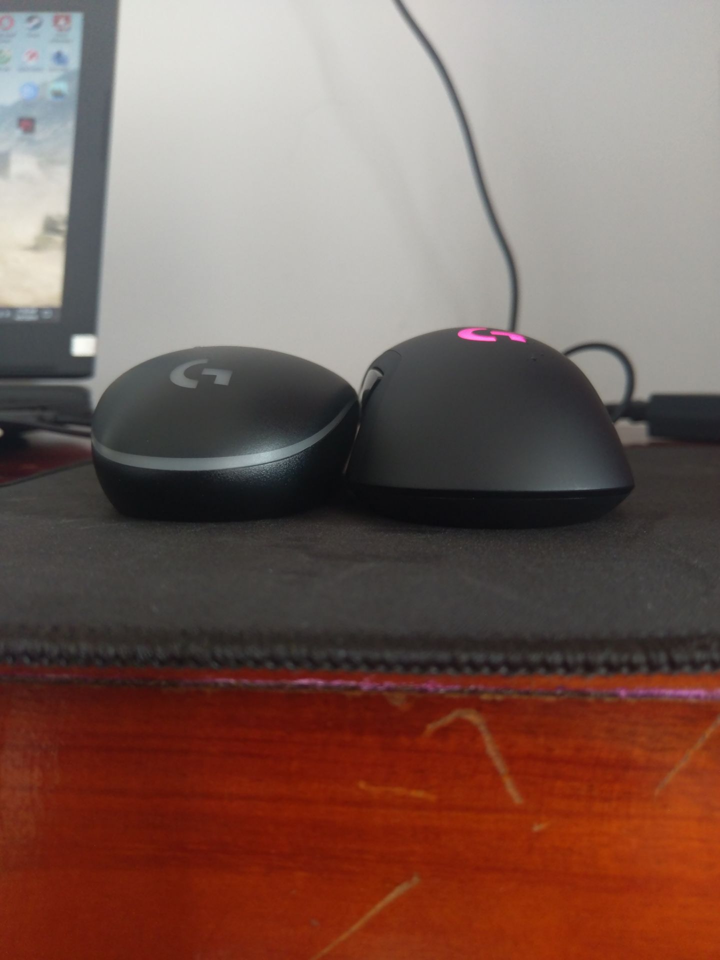 Chuột 90g+10g tạ. Cầm khá đầm tay, tiếng click ổn. Hộp khá đơn giản, ko dc tặng feet chuột như các hãng khác, má bên phải bằng nhung dễ xước, cầm thì ko toát mồ hôi tay Chuột 90g+10g tạ. Cầm khá đầm tay, tiếng click ổn. Hộp khá đơn giản, ko dc tặng feet chuột như các hãng khác, má bên phải bằng nhung dễ xước, cầm thì ko toát mồ hôi tay