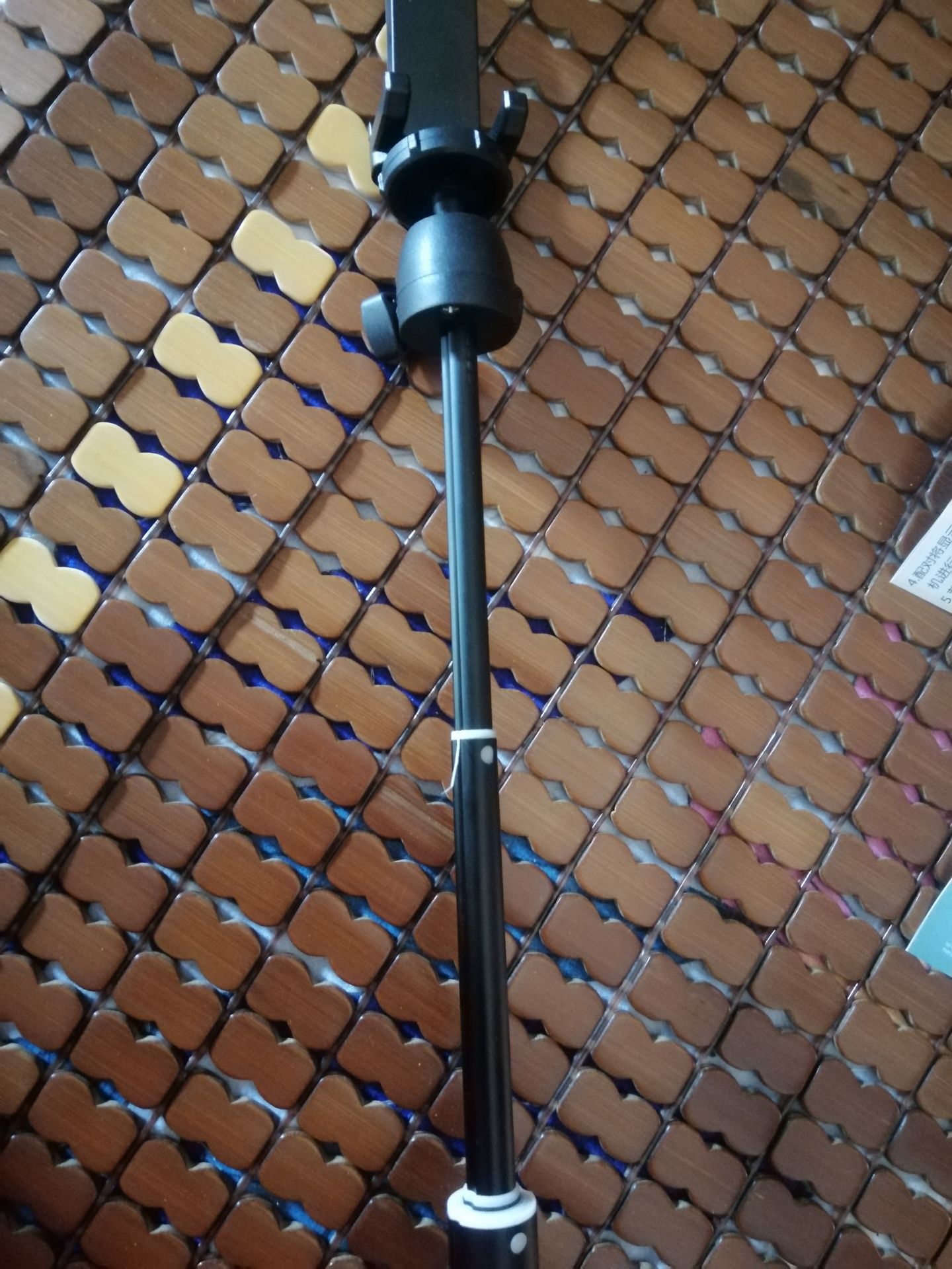 Đóng gói kỹ. Kẹp đt rất chắc chắn, đứng khá vững nhưng chân trụ hơi nhỏ nên cảm thấy lo lo. Thanh nhỏ trên cùng hơi lỏng nên hay dễ bị tụt xuống. Điều khiển chụp hình ok.