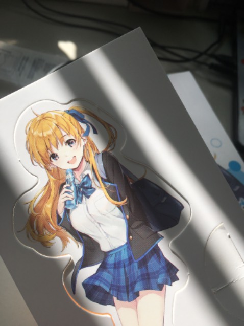 Được đánh giá là bộ rom-com sẽ tạo nên sức hút lớn nên không có gì ngạc nhiên khi Kim làm thêm bản đặc biệt cho cuốn này. Mình thì chỉ là người chơi hệ có sách đọc thôi nên hài lòng với việc mua bản thường. Nhưng không vì tính ‘phổ thông’ mà sách tệ hơn đâu nha. Ngoài việc không có thêm quà tặng kèm như bản đặc biệt thì mình thấy bản này cũng rất đẹp rồi. Sách được tặng thêm standee bìa, mình khuyên là không nên gỡ ra để lắp mà nên để như một bookmark vì khi mình gỡ ra, bìa ngay lập tức để lại vết gãy, không cứng cáp như loại standee nhựa trong được. Art đẹp, nội dung thì mình chưa đánh giá được do chưa đọc, nhưng với hình thức đẹp thế này thì cũng nên được mọi người rinh về để có thêm sắc màu tươi tắn cho tủ sách ạ.