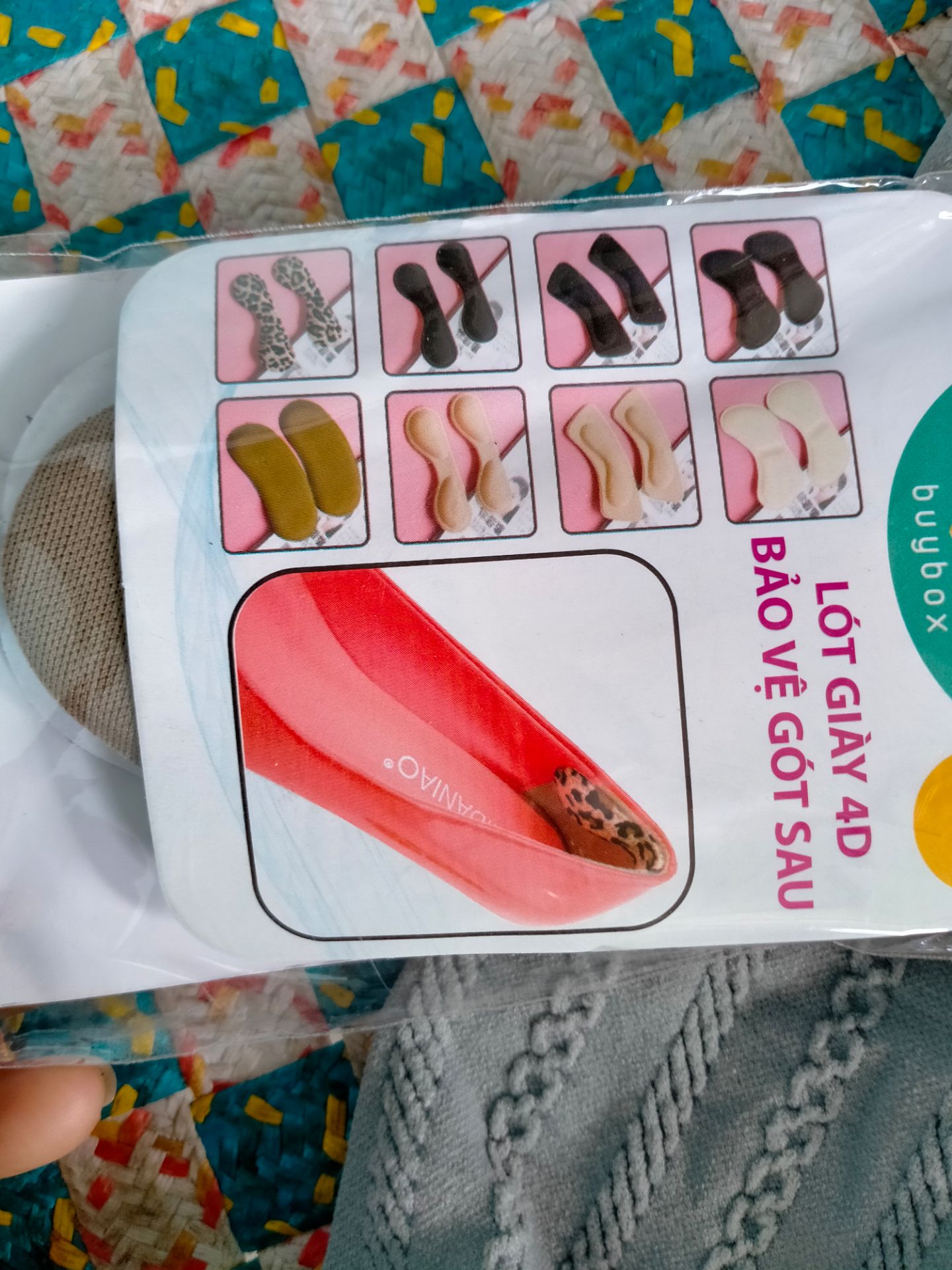 hàng y hình, chưa dùng nên k biết chất lượng, hình như có một lớp keo để dán