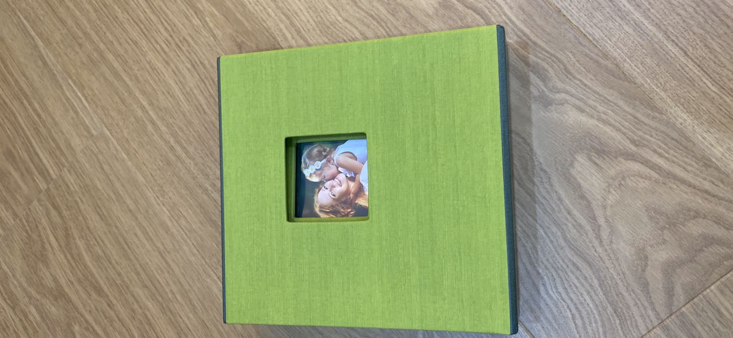 Album rất đẹp nhưng bị nhầm màu mất rồi